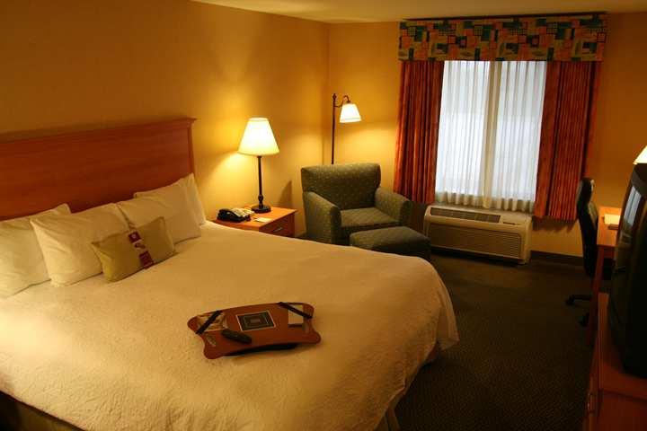 Hampton Inn & Suites Летроп Екстер'єр фото