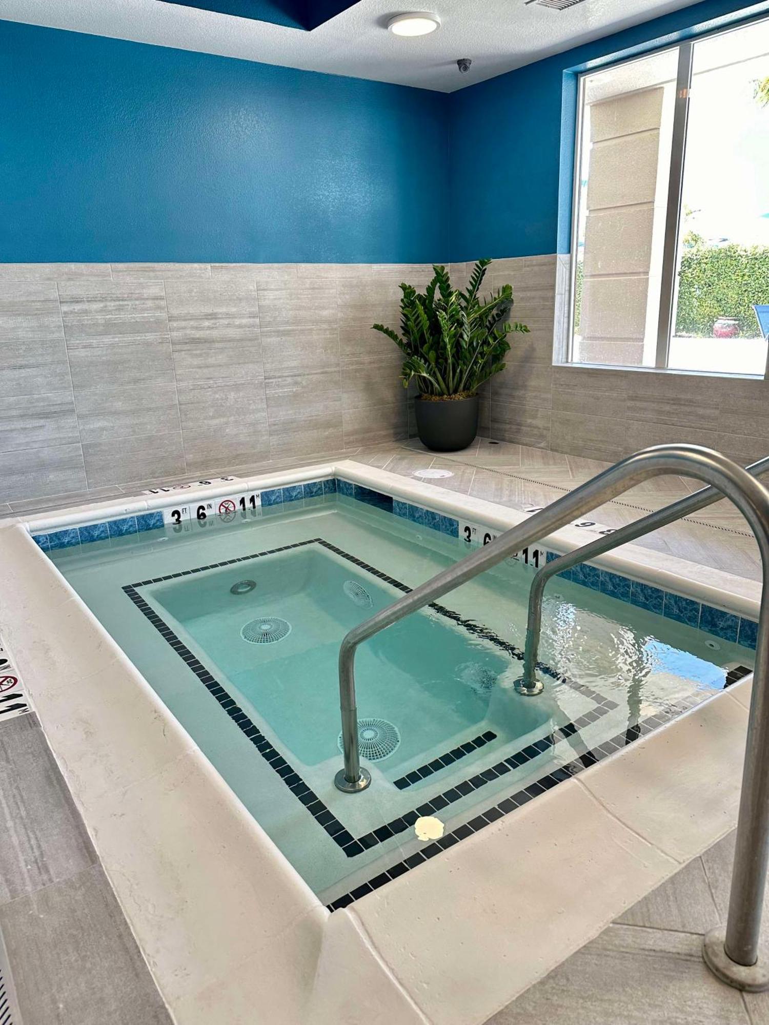 Hampton Inn & Suites Летроп Екстер'єр фото