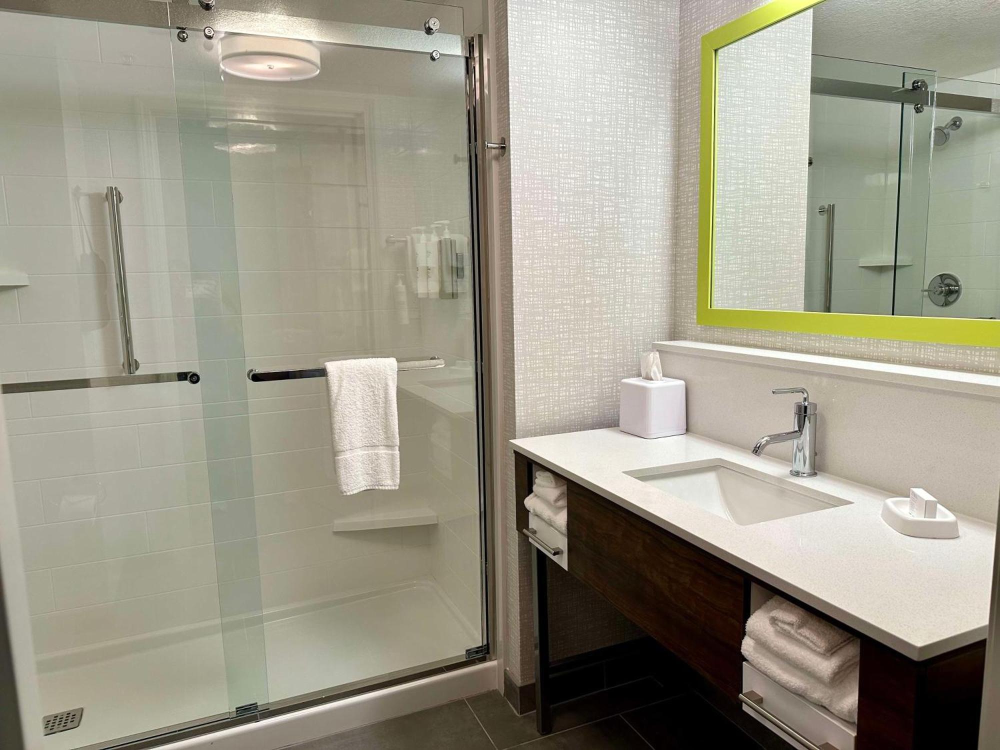 Hampton Inn & Suites Летроп Екстер'єр фото