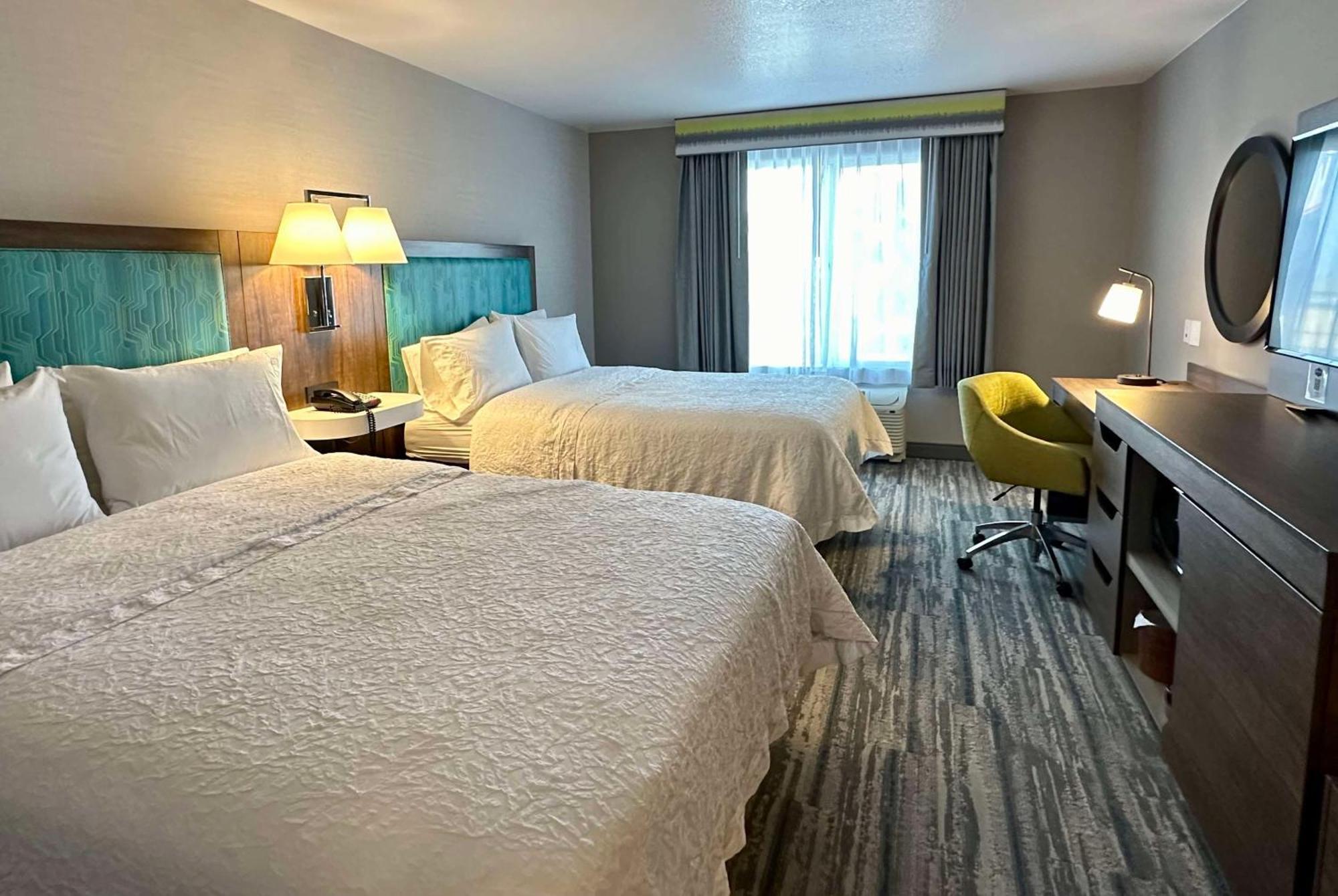 Hampton Inn & Suites Летроп Екстер'єр фото
