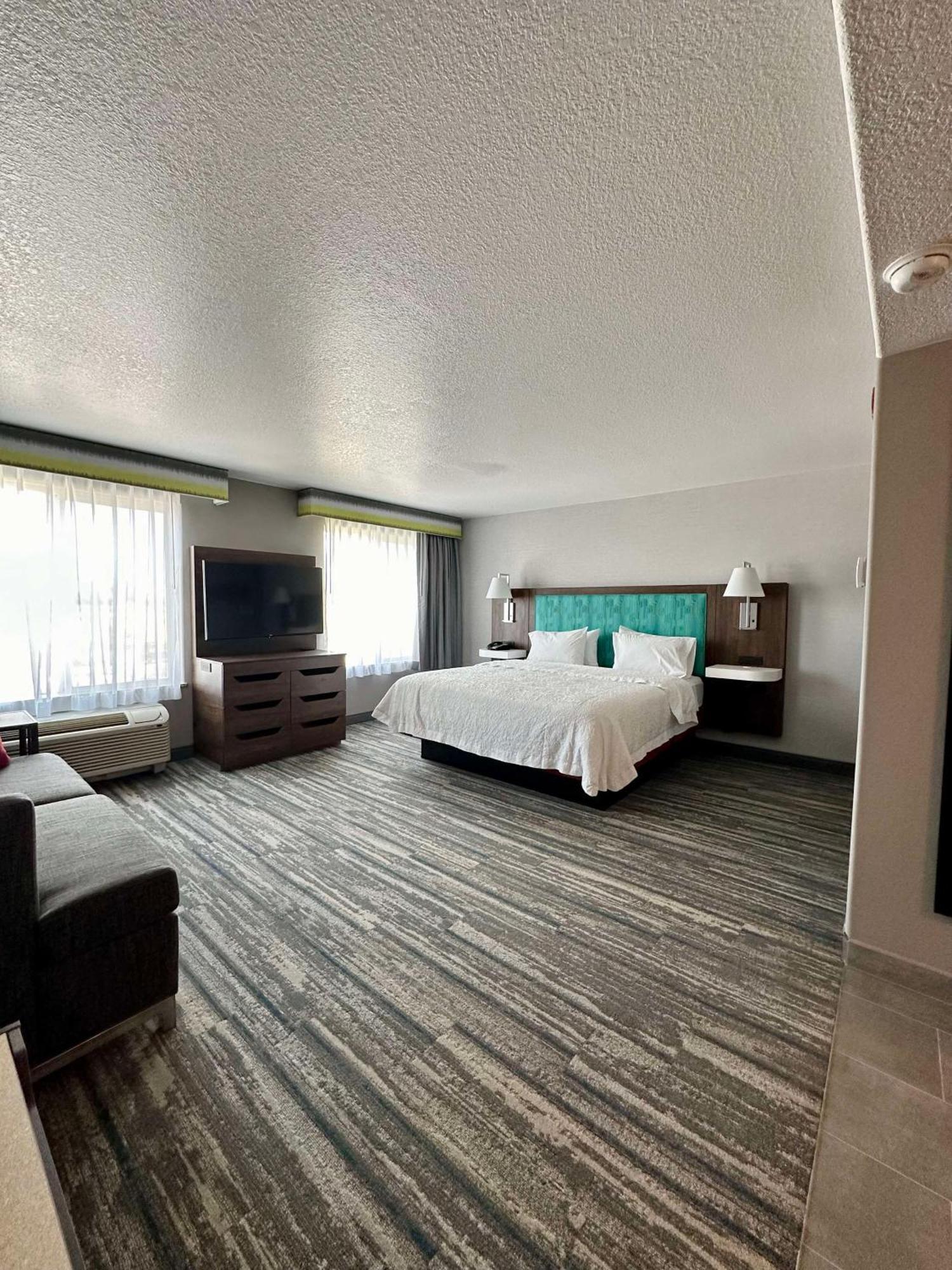 Hampton Inn & Suites Летроп Екстер'єр фото