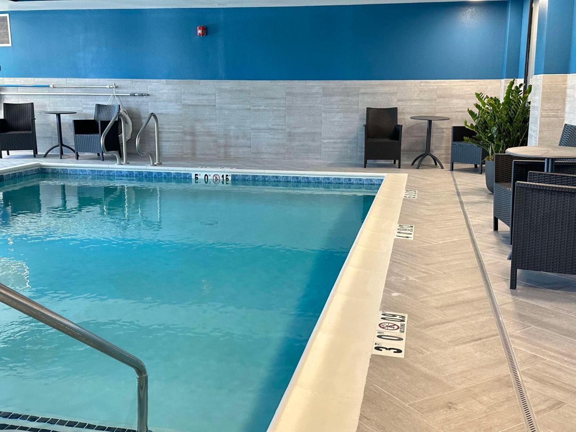 Hampton Inn & Suites Летроп Екстер'єр фото