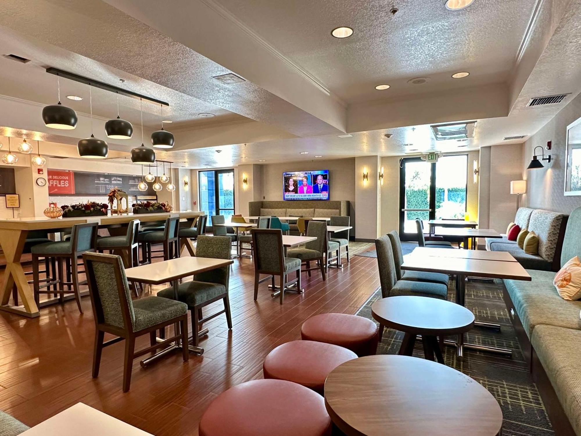 Hampton Inn & Suites Летроп Екстер'єр фото