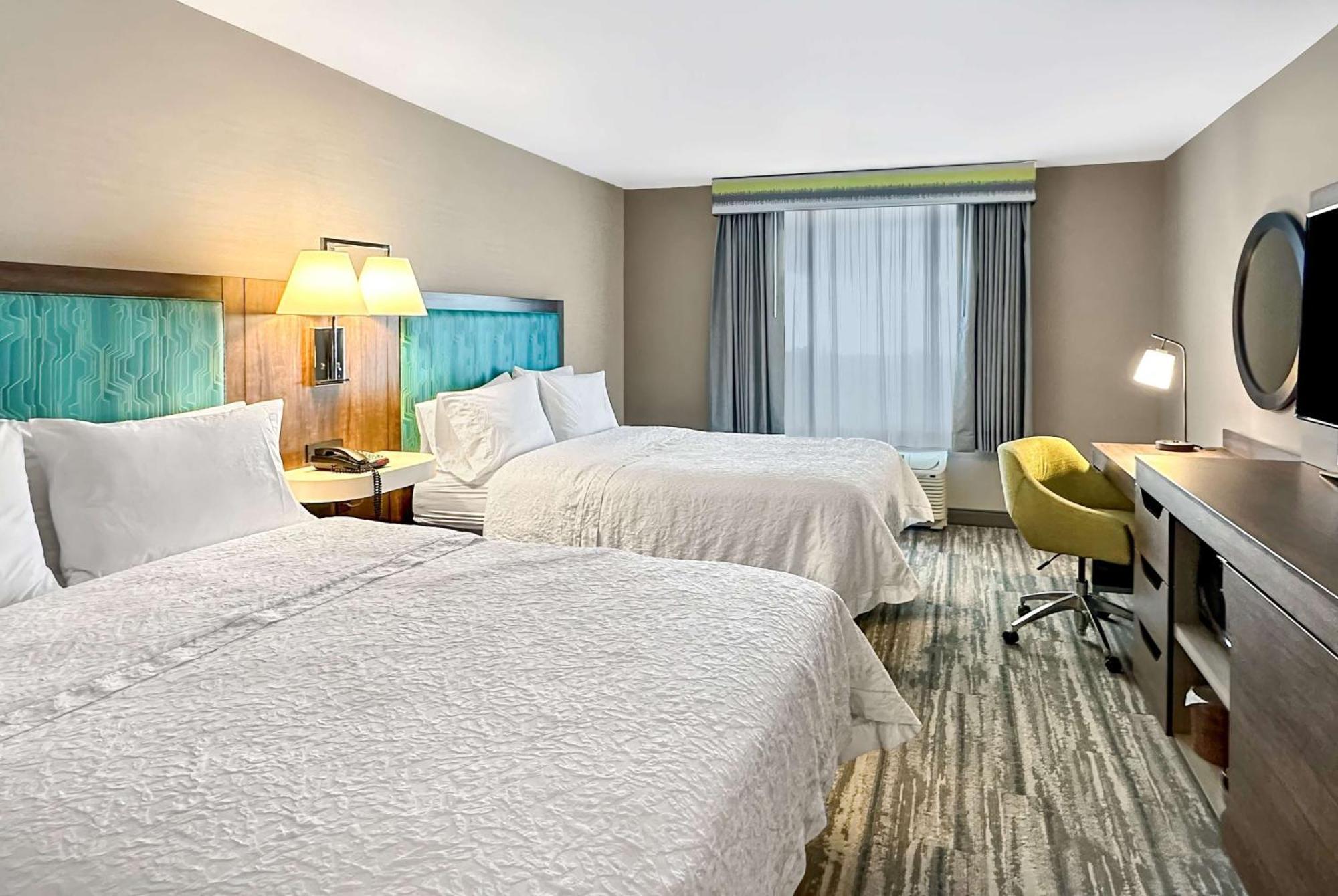 Hampton Inn & Suites Летроп Екстер'єр фото
