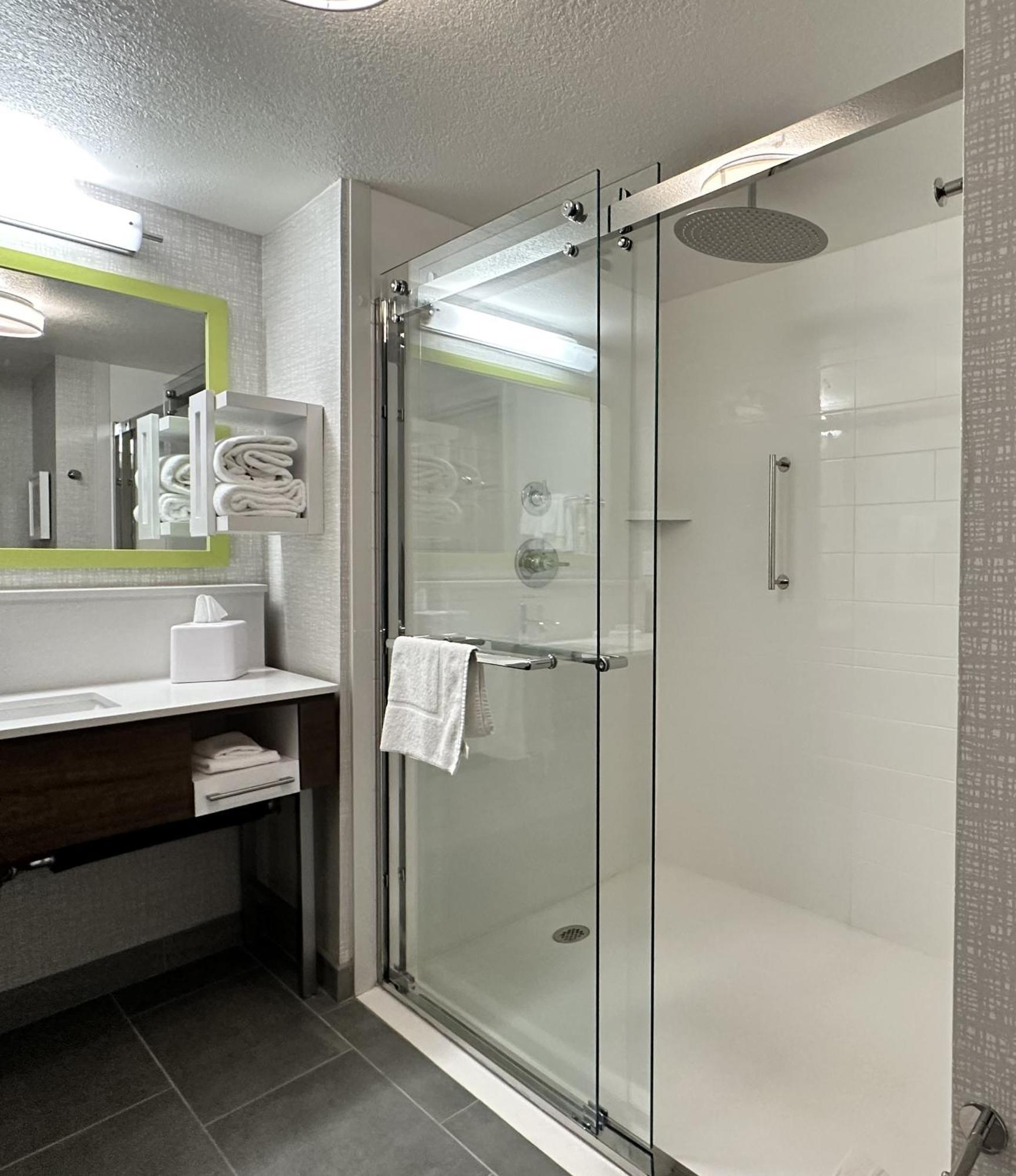 Hampton Inn & Suites Летроп Екстер'єр фото