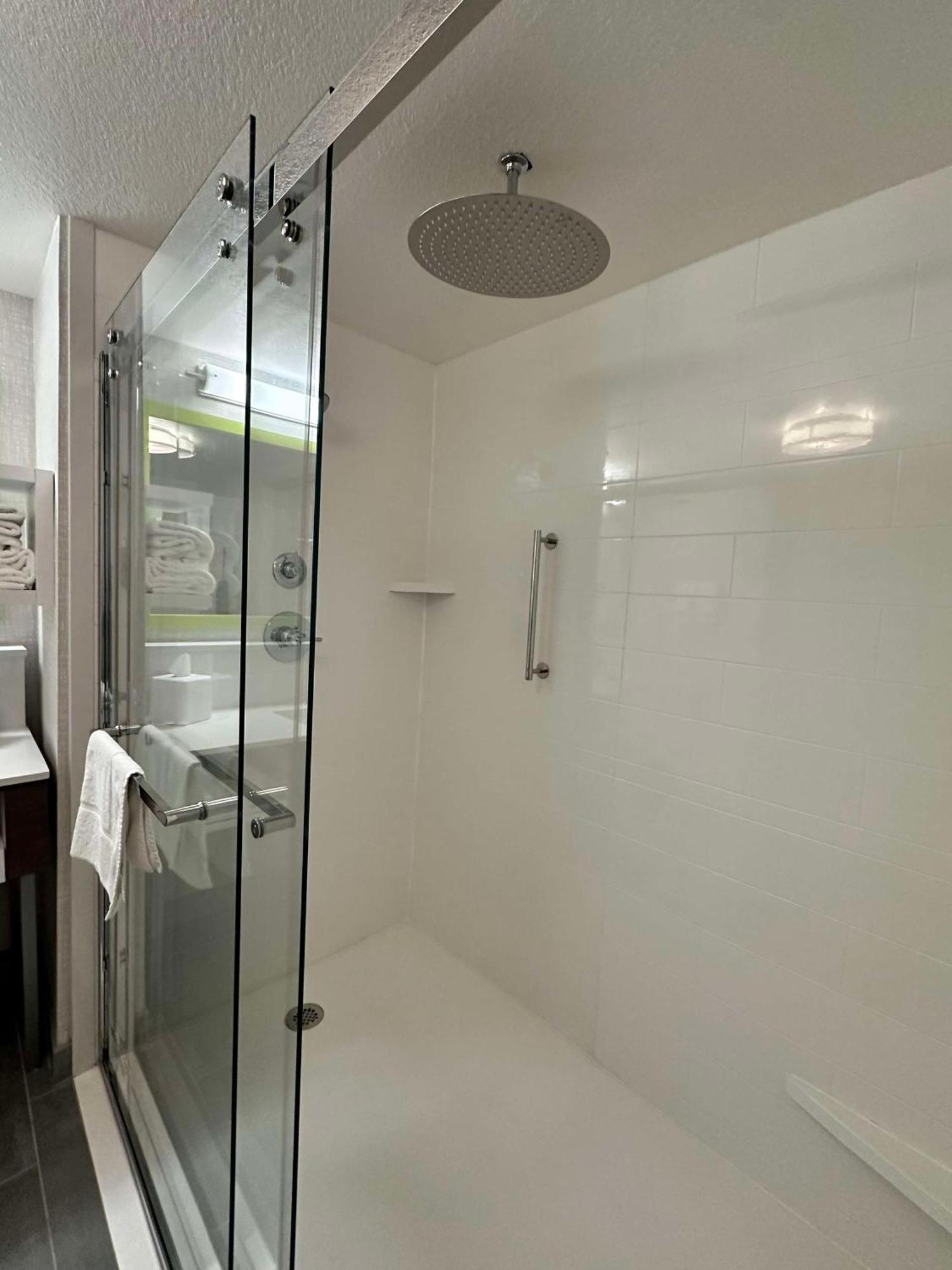 Hampton Inn & Suites Летроп Екстер'єр фото
