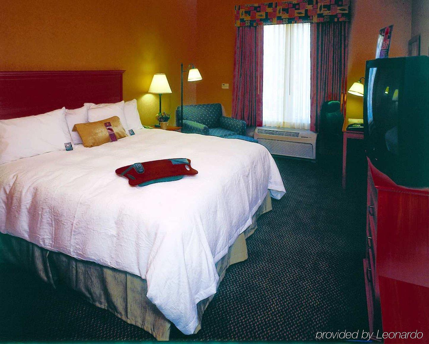 Hampton Inn & Suites Летроп Номер фото