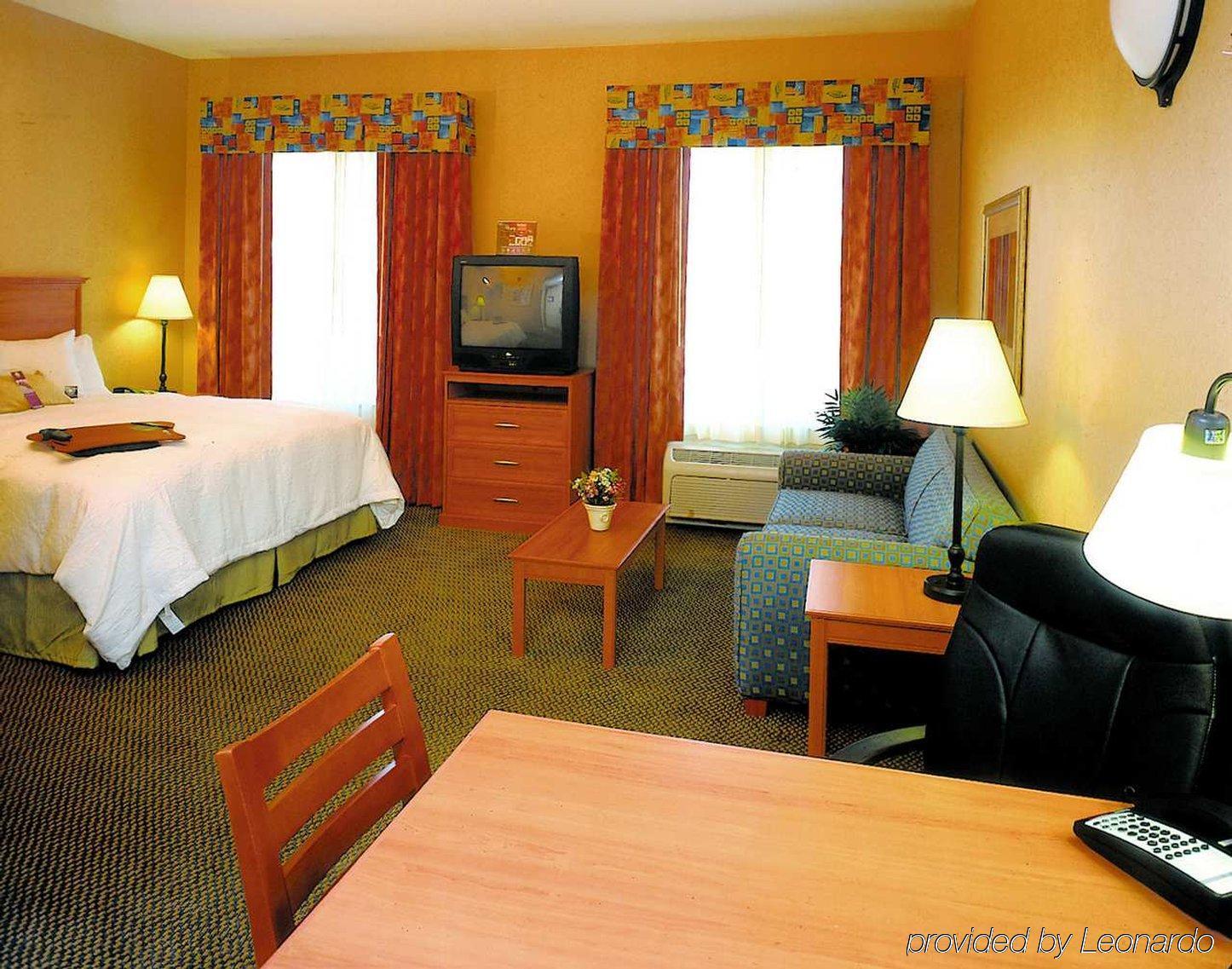 Hampton Inn & Suites Летроп Номер фото