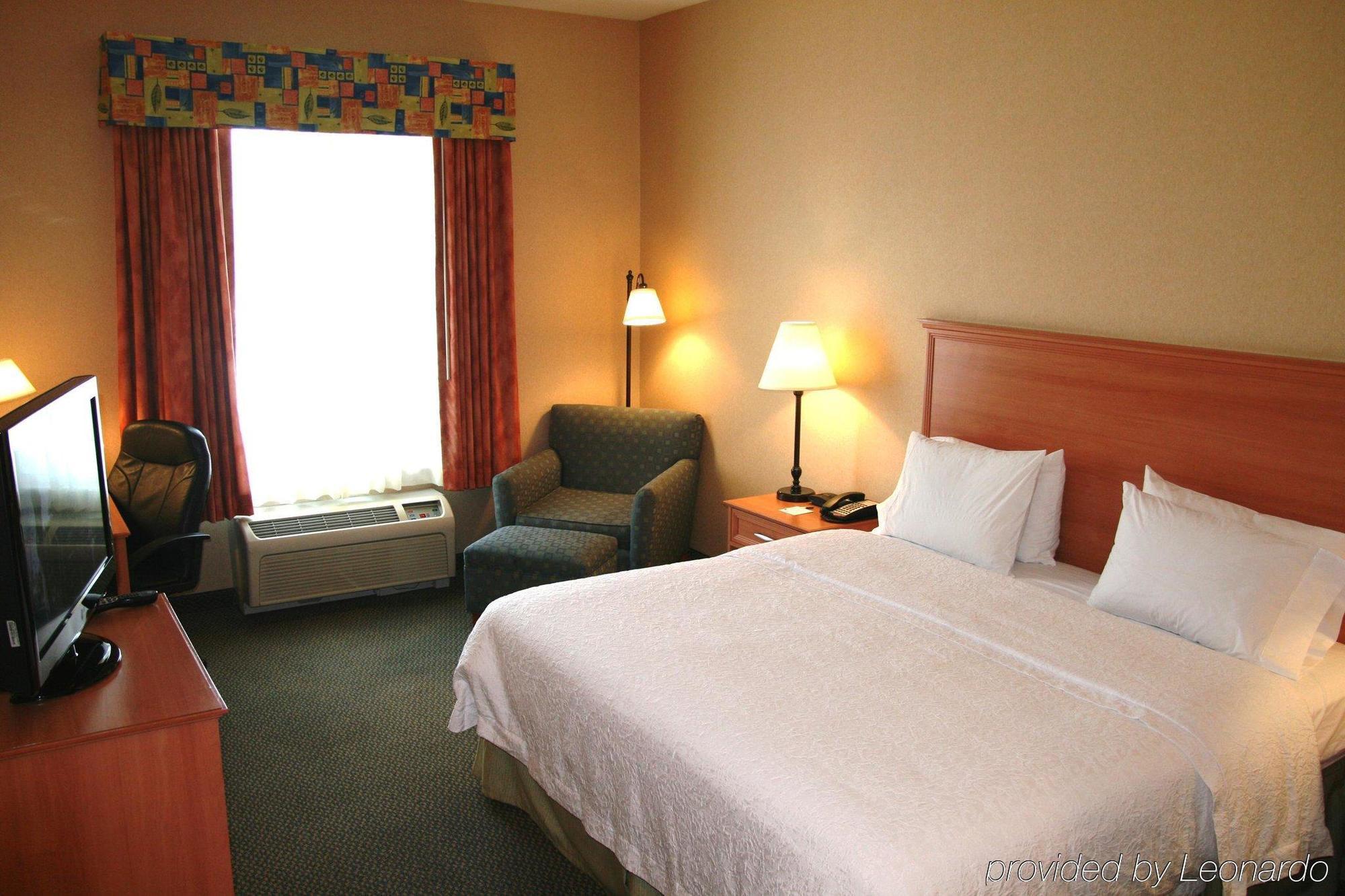 Hampton Inn & Suites Летроп Екстер'єр фото