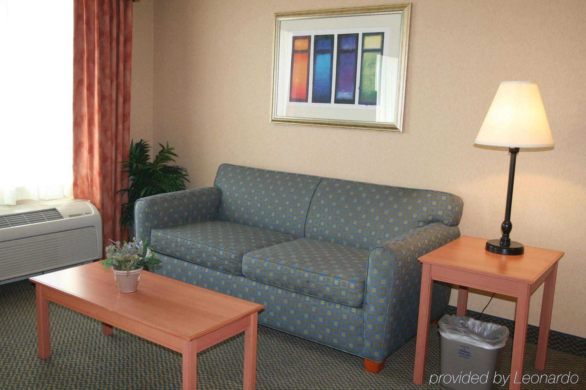 Hampton Inn & Suites Летроп Екстер'єр фото