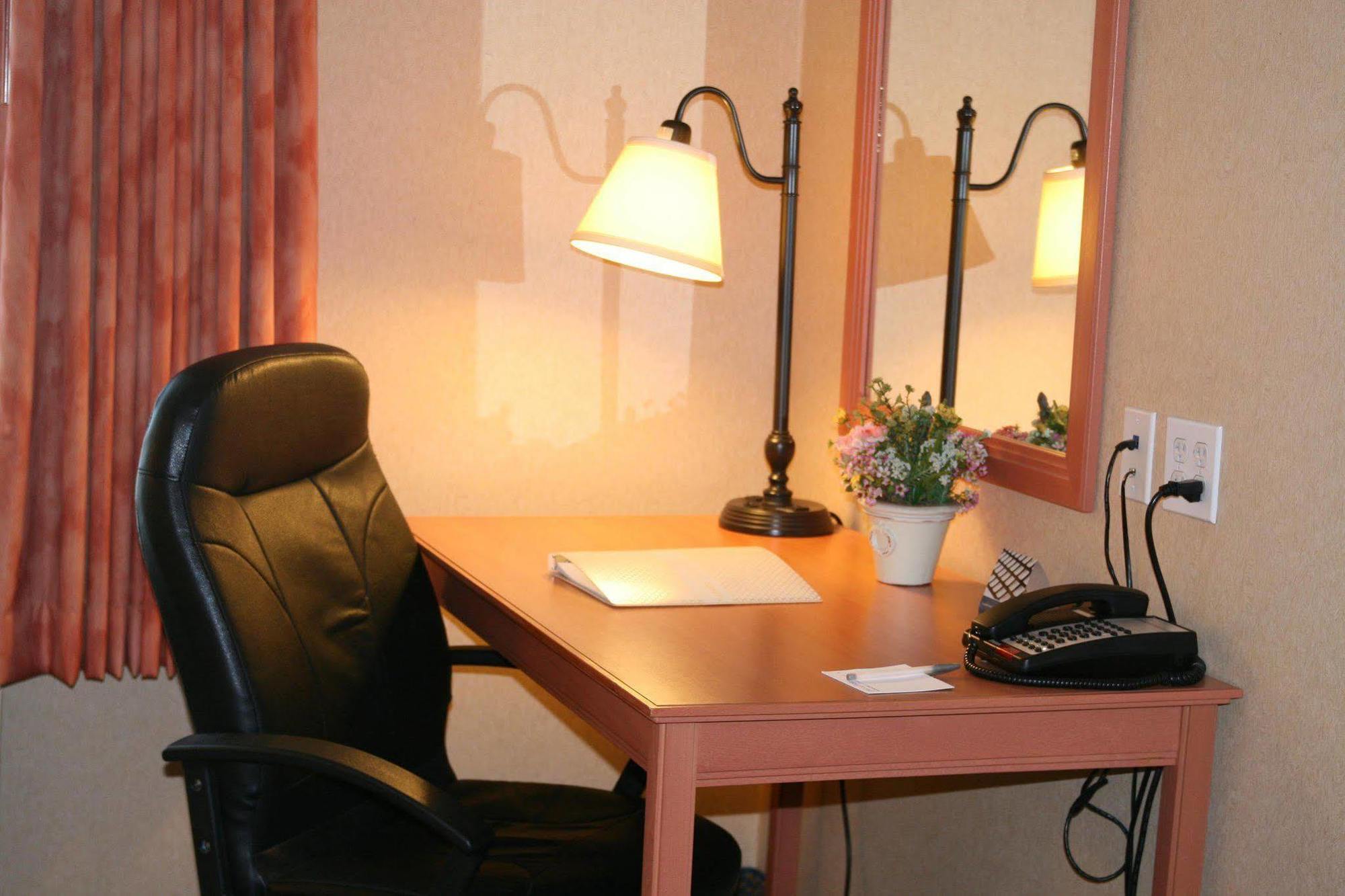 Hampton Inn & Suites Летроп Номер фото