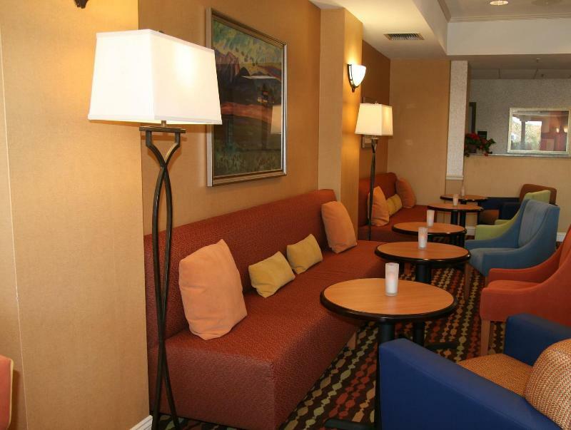 Hampton Inn & Suites Летроп Екстер'єр фото